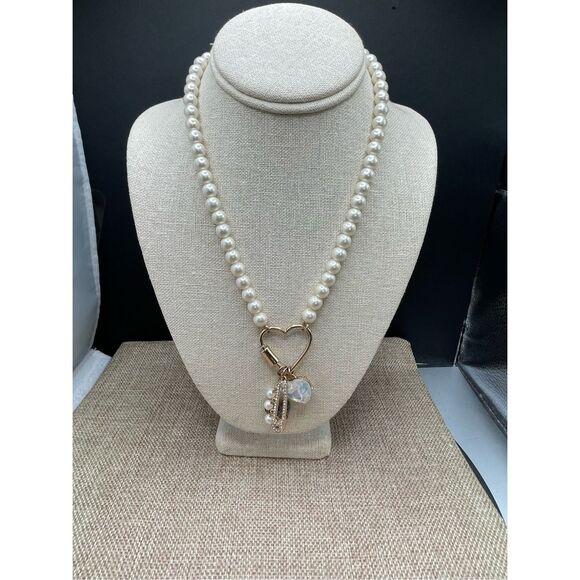 BETSEY JOHNSON PEARL GOLD TONE HEART BUTTERFLY PIN CHARM NECKLACE - Picture 1 of 6